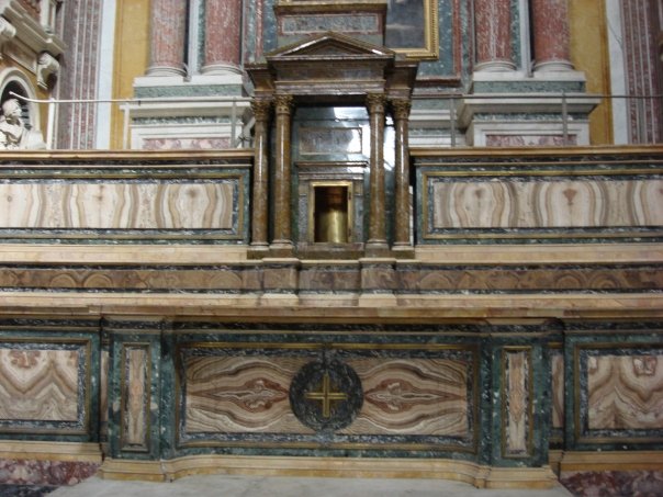 Come si presentava l'altare maggiore della chiesa